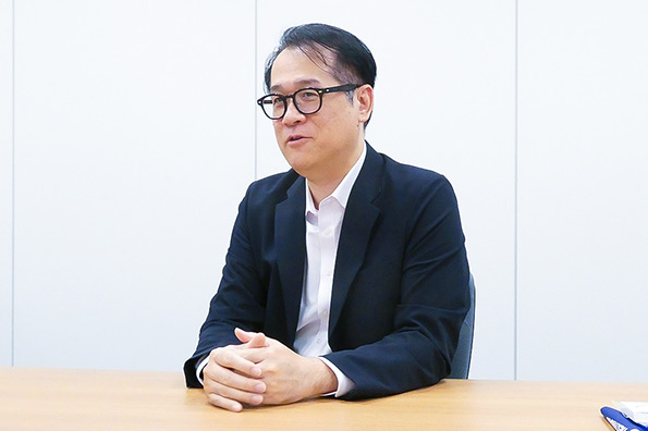 高橋様　話す姿