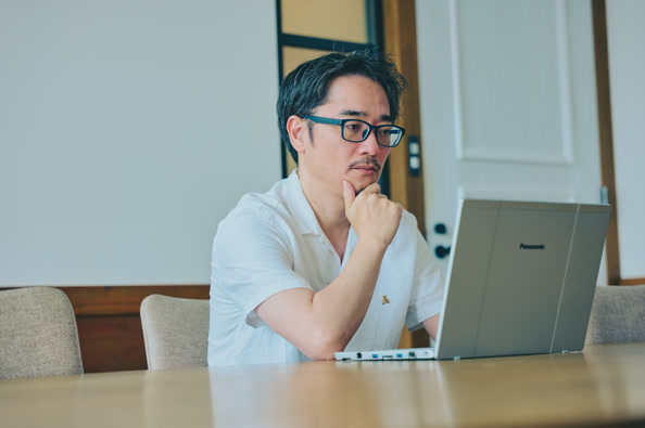 野田様 ノートPCを覗き込む